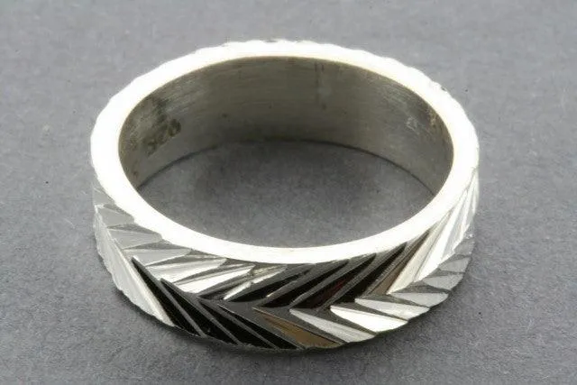 Arrow diamond cut band - sterling silver