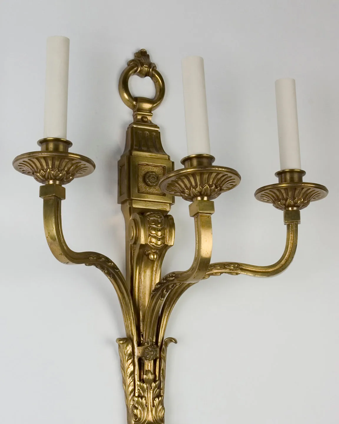 Neoclassical Bronze Sconce with Foliate Details