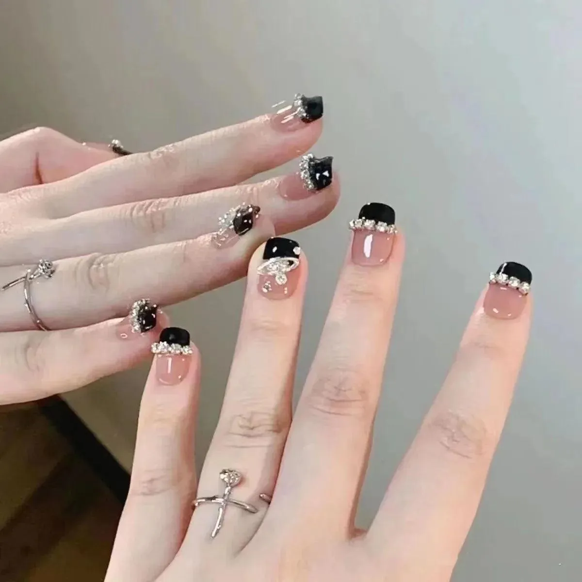 Sparkling Diamond False Nails Set: Glamorous 3D Designs